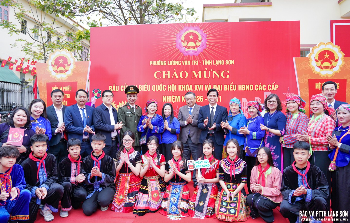 Đồng chí Trần Sỹ Thanh, Ủy viên Bộ Chính trị, Bí thư Trung ương Đảng, Chủ nhiệm Ủy ban Kiểm tra Trung ương và đồng chí Hoàng Quốc Khánh, Ủy viên Trung ương Đảng, Bí thư Tỉnh ủy, Trưởng Ban chỉ đạo Bầu cử tỉnh chụp ảnh lưu niệm với cử tri và người dân tại đơn vị bầu cử số 2 – Khu vực bỏ phiếu số 6, khối Đại Thắng, phường Lương Văn Tri, tỉnh Lạng Sơn