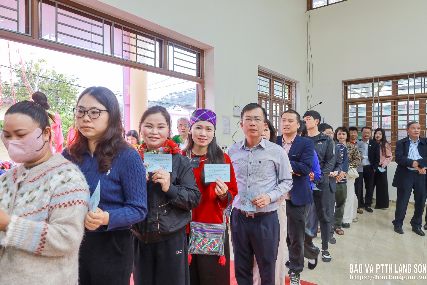 Cử tri tại đơn vị bầu cử số 2 – Khu vực bỏ phiếu số 6, khối Đại Thắng, phường Lương Văn Tri, tỉnh Lạng Sơn xếp hàng nhận phiếu, bỏ phiếu bầu cử theo quy định.