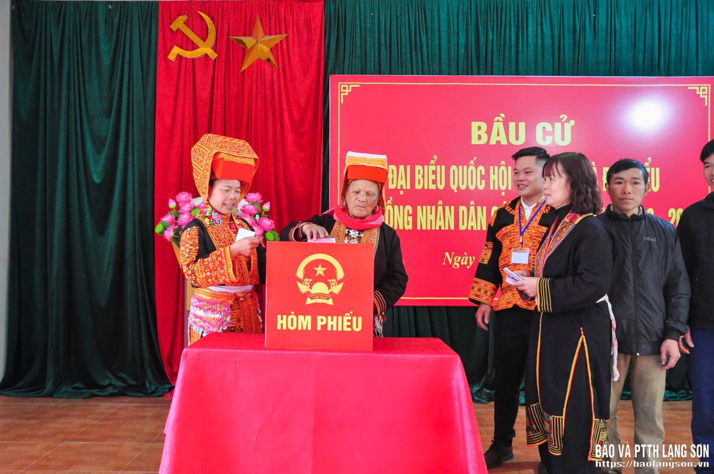 Cử tri thôn Trà Ký, thôn Bó Pằm, xã Mẫu Sơn tham gia bỏ phiếu