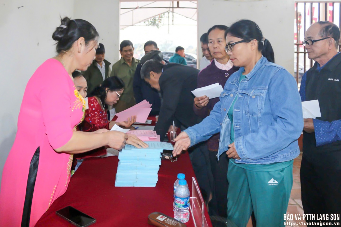 Người dân nhận phiếu bầu cử tại khu vực bỏ phiếu số 18, nhà văn hoá thôn Cã Ngoài, xã Tuấn Sơn