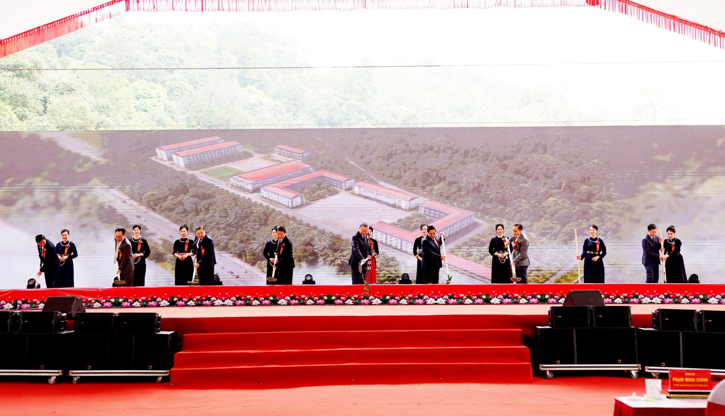 Các đại biểu thực hiện nghi thức khởi công Trường Phổ thông nội trú liên cấp Tiểu học và THCS Đồng Đăng