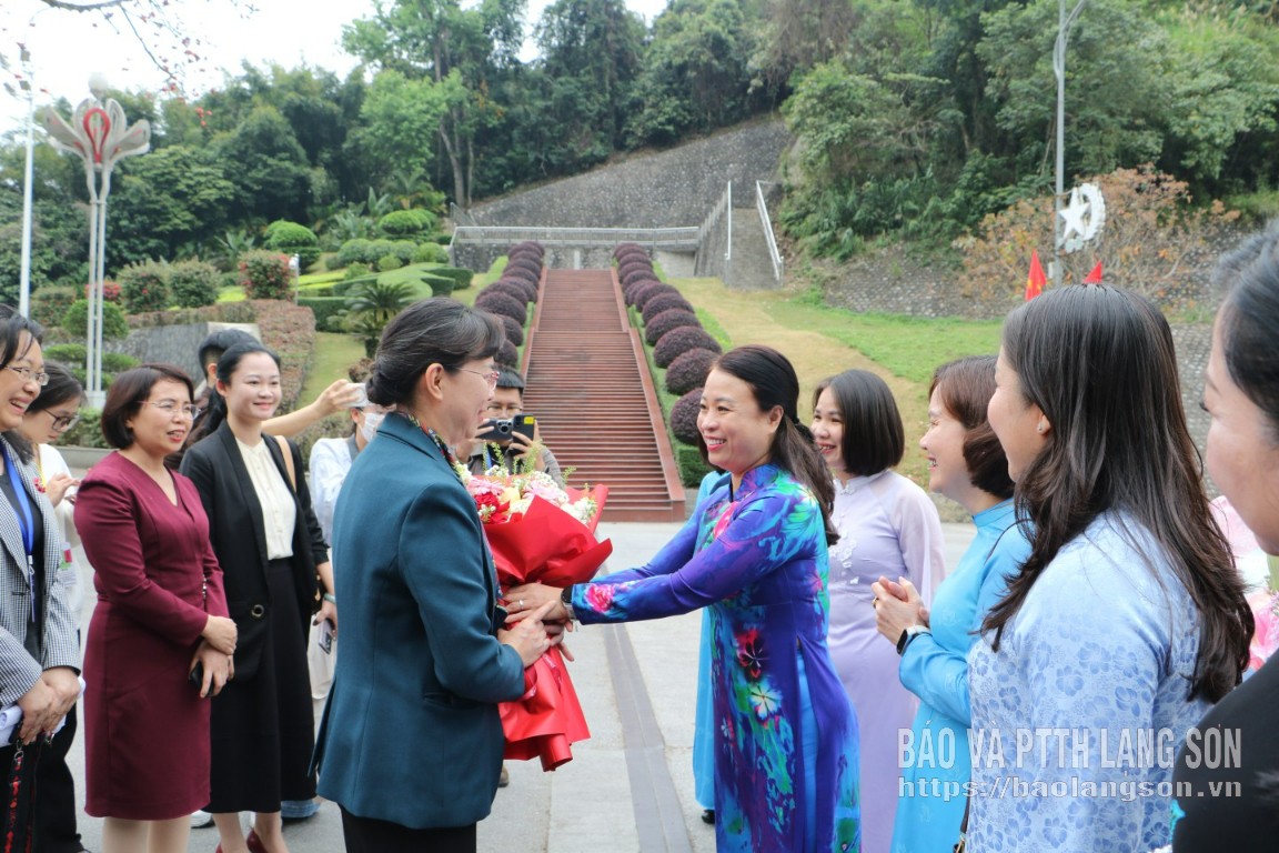 Lãnh đạo Hội LHPN tỉnh Lạng Sơn tặng hoa lãnh đạo Hội LHPN Quảng Tây (Trung Quốc)