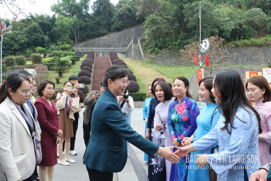 Lãnh đạo Hội LHPN Quảng Tây chào hỏi các đại biểu của đoàn Việt Nam