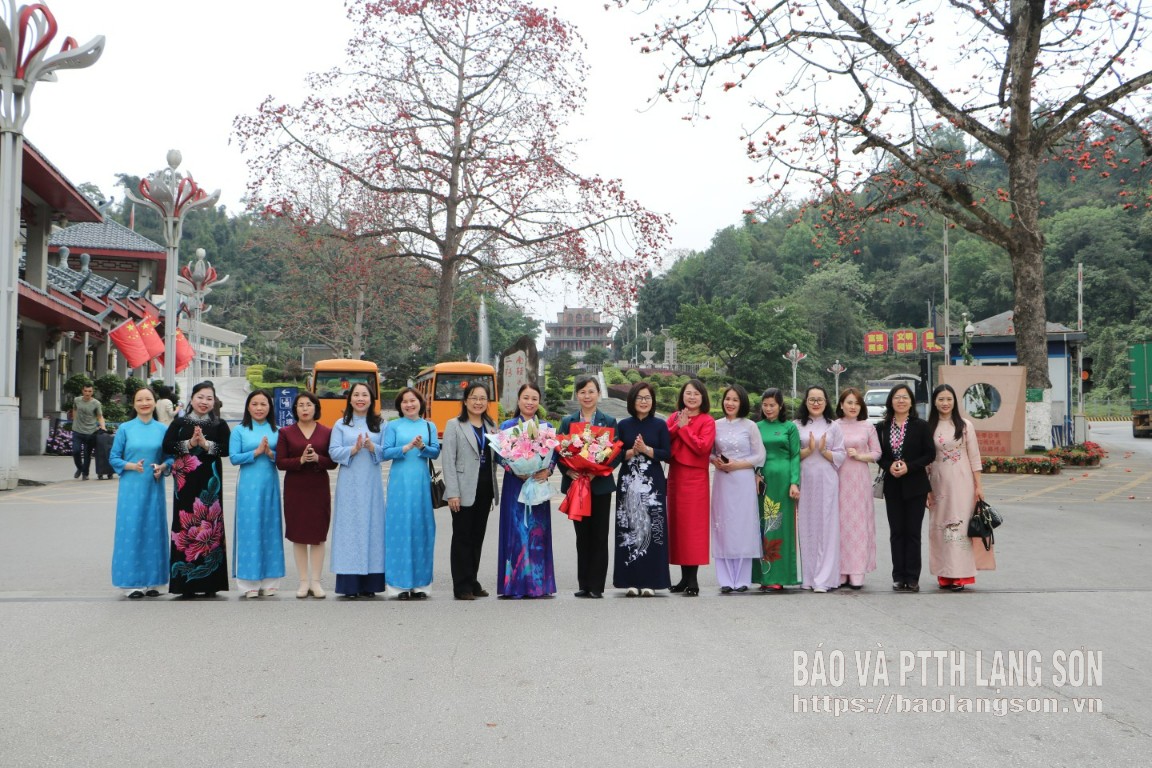 Đại biểu chụp ảnh lưu niệm tại Cửa khẩu Quốc tế Hữu Nghị