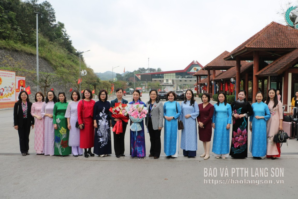 Đại biểu chụp ảnh lưu niệm tại Cửa khẩu Quốc tế Hữu Nghị
