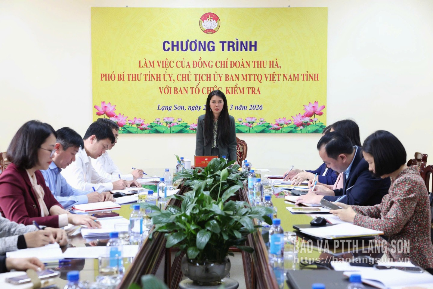 Đồng chí Đoàn Thu Hà, Phó Bí thư Tỉnh ủy, Chủ tịch Ủy ban MTTQ Việt Nam tỉnh phát biểu tại buổi làm việc
