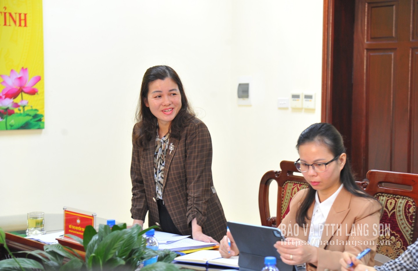 Đồng chí Vũ Thị Huyền Trang, Phó Chủ tịch Uỷ ban MTTQ tỉnh kiêm Chánh Văn phòng phát biểu ý kiến tại buổi làm việc