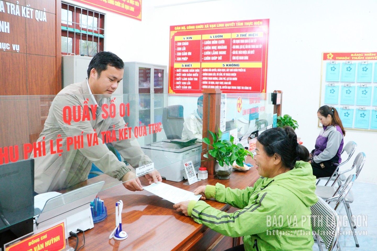 Chuyên viên Trung tâm Phục vụ hành chính công xã Vạn Linh trả kết quả giải quyết thủ tục hành chính cho người dân