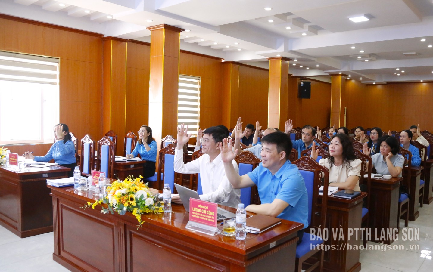 Các đại biểu biểu quyết nhất trí thông qua nghị quyết hội nghị