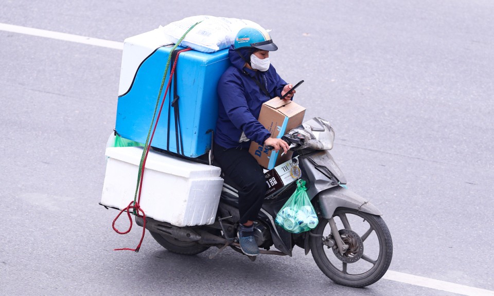 Phớt lờ nguy hiểm, nhiều người vẫn mải m&ecirc; gọi điện, nghe nhạc khi l&aacute;i xe