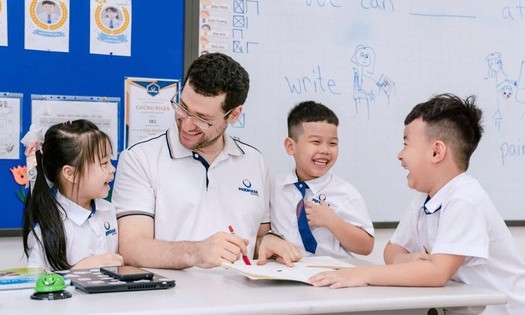 Gi&aacute;o vi&ecirc;n nước ngo&agrave;i được miễn giấy ph&eacute;p lao động cần nộp giấy tờ g&igrave;?