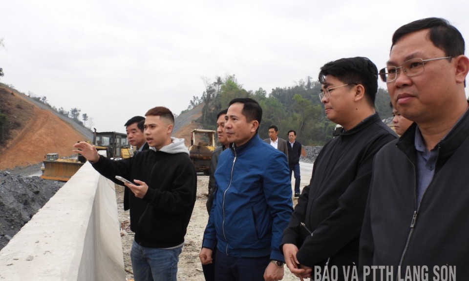 Đo&agrave;n gi&aacute;m s&aacute;t của Thường trực HĐND tỉnh khảo s&aacute;t dự &aacute;n cầu Na Sầm