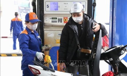 Gi&aacute; xăng giảm gần 4.000 đồng/l&iacute;t