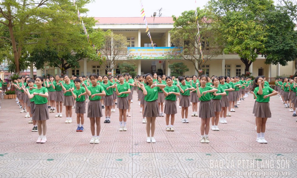 500 học sinh tham gia đồng diễn b&agrave;i thể dục giữa giờ