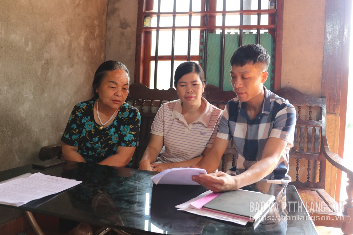 Anh Triệu Văn Ý tuyên truyền các chủ trương, đường lối của Đảng, chính sách, pháp luật của Nhà nước đến bà con trong thôn