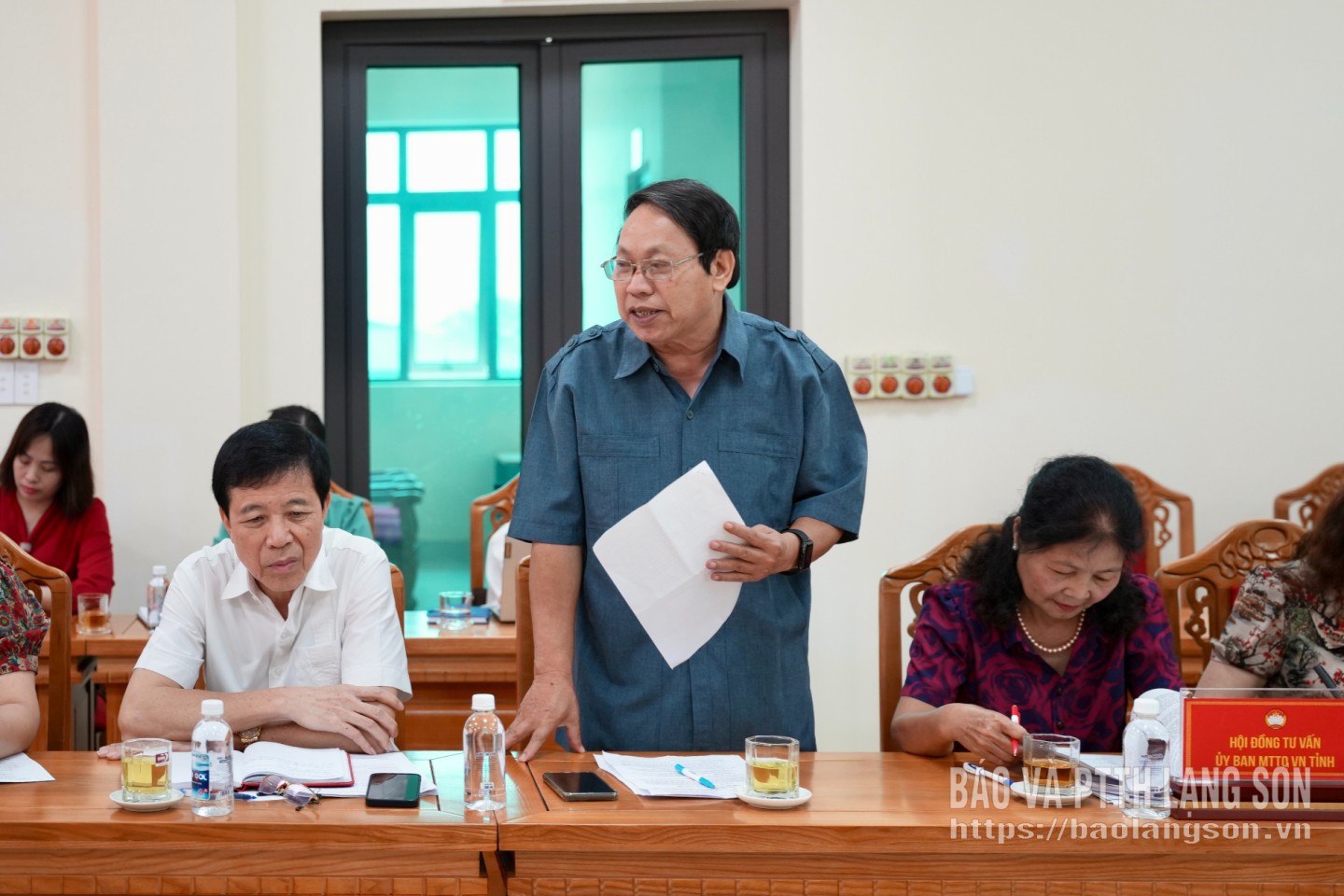 Ông Hoàng Văn Páo, Chủ tịch Liên hiệp các Hội Khoa học và Kỹ thuật tỉnh, Chủ nhiệm Hội đồng tư vấn về Văn hóa - Xã hội của Ủy ban MTTQ Việt Nam tỉnh phát biểu ý kiến phản biện tại hội nghị