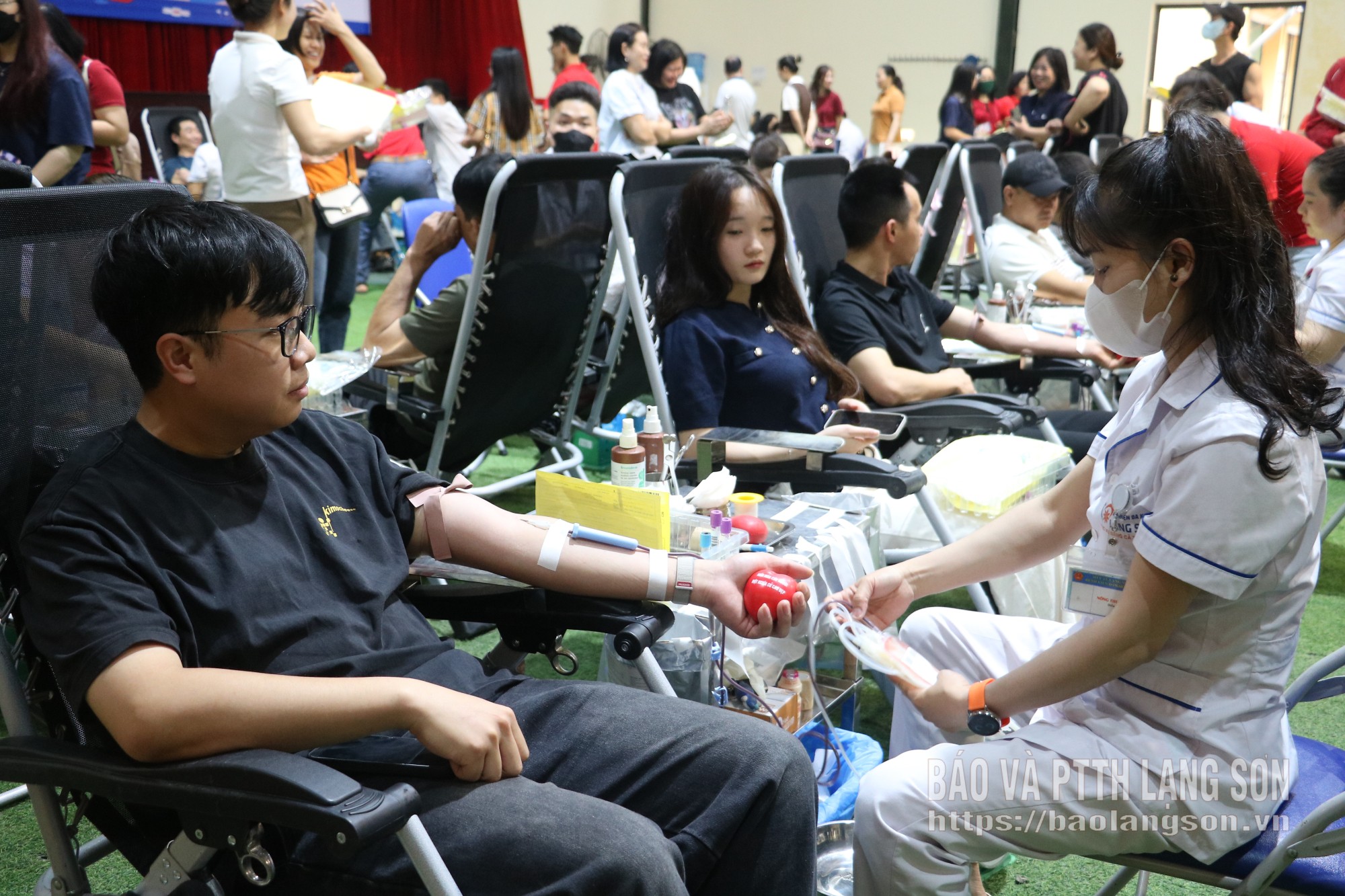 Đoàn viên công đoàn tham gia hiến máu tình nguyện