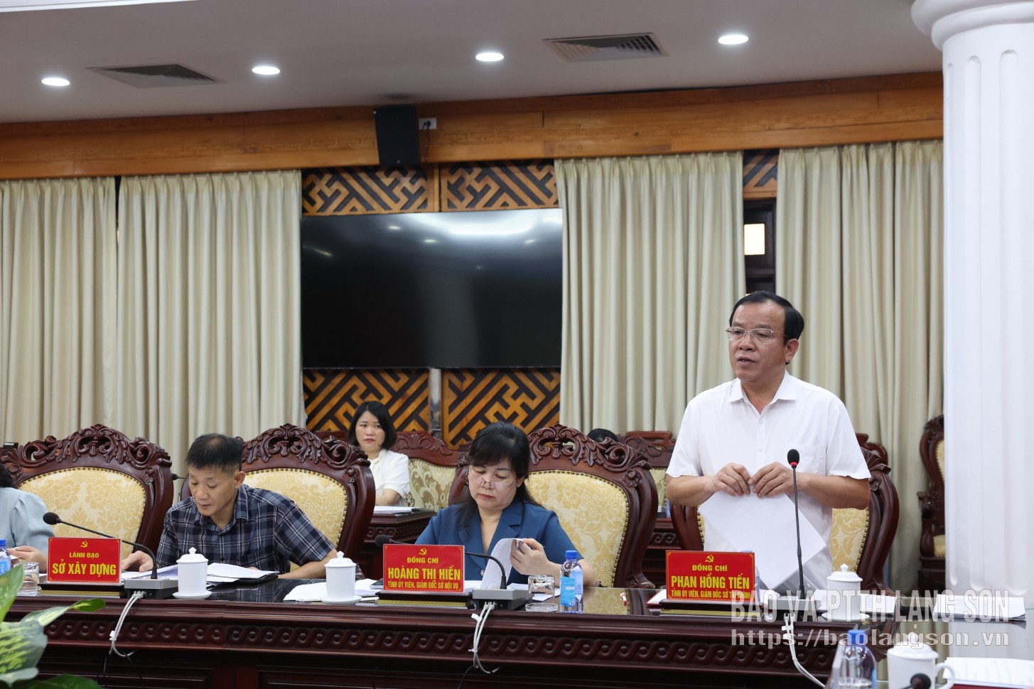 Lãnh đạo Sở Tài chính trình bày báo cáo tại buổi làm việc