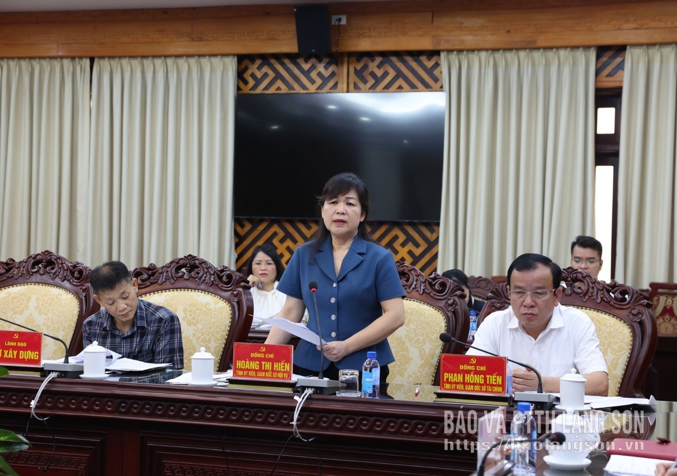 Lãnh đạo Sở Nội vụ phát biểu làm rõ vấn đề ĐBQH tỉnh quan tâm