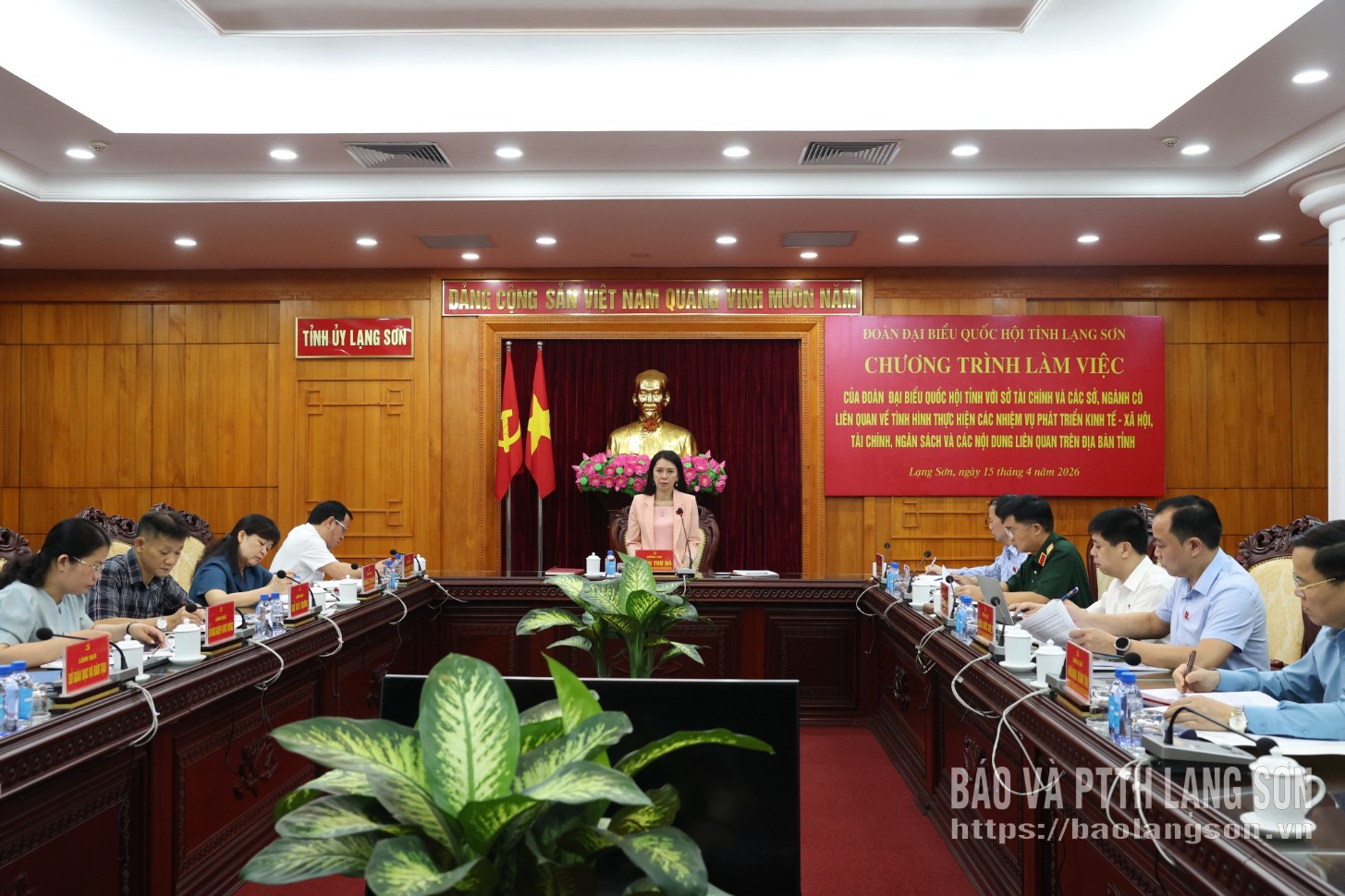  Đồng chí Đoàn Thu Hà, Phó Bí thư Tỉnh ủy, Ủy viên Ủy ban Kinh tế và Tài chính của Quốc hội, Trưởng Đoàn ĐBQH tỉnh, Chủ tịch Ủy ban MTTQ Việt Nam tỉnh phát biểu kết luận buổi làm việc