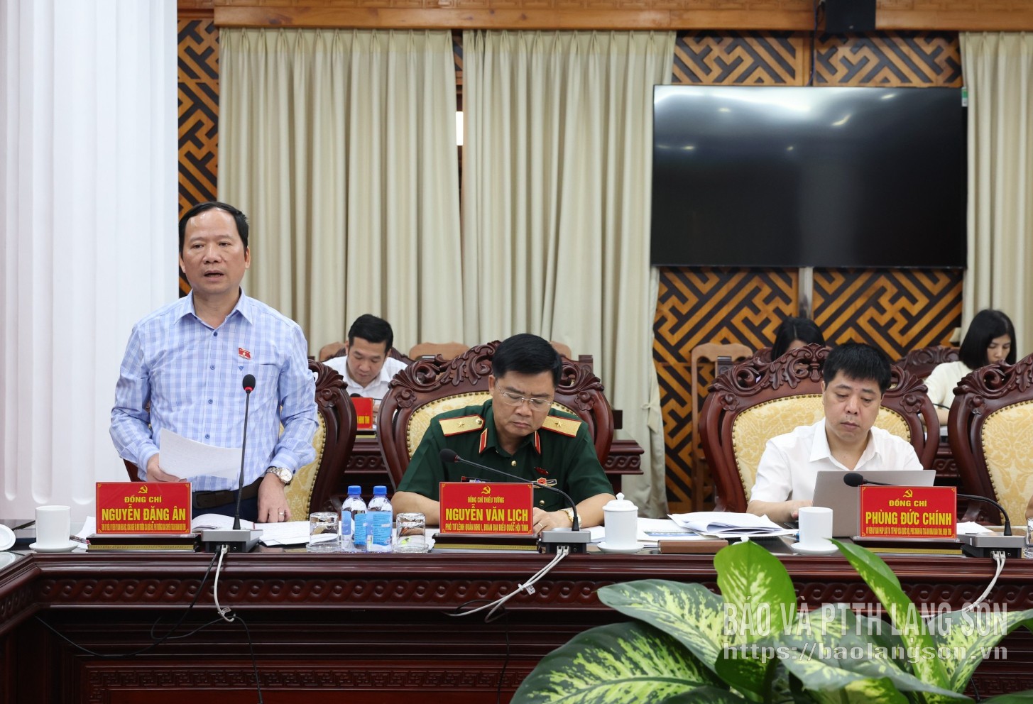 Đồng chí Nguyễn Đặng Ân, Tỉnh ủy viên, Ủy viên Ủy ban Khoa học, Công nghệ và Môi trường của Quốc hội, Phó Trưởng đoàn chuyên trách Đoàn ĐBQH tỉnh điều hành thảo luận tại buổi làm việc
