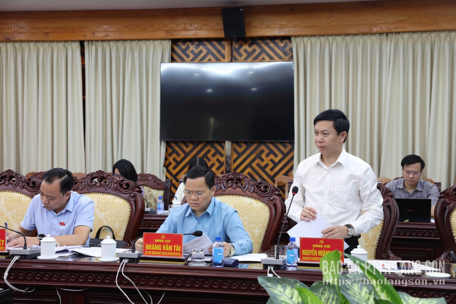 Đồng chí Nguyễn Hoàng Tùng, Ủy viên Ban Thường vụ Tỉnh ủy, Phó Chủ tịch Thường trực Ủy ban MTTQ Việt Nam tỉnh, Ủy viên Ủy ban Văn hóa và Xã hội của Quốc hội, ĐBQH tỉnh phát biểu ý kiến tại buổi làm việc