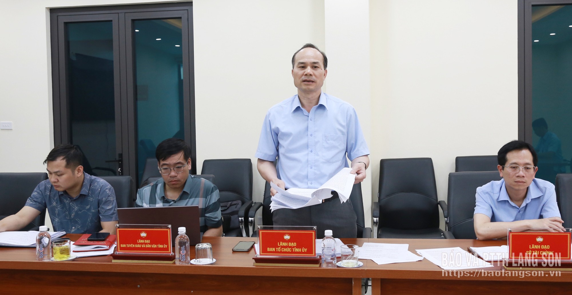 Đại diện Ban Tổ chức Tỉnh ủy phát biểu ý kiến tại hội nghị