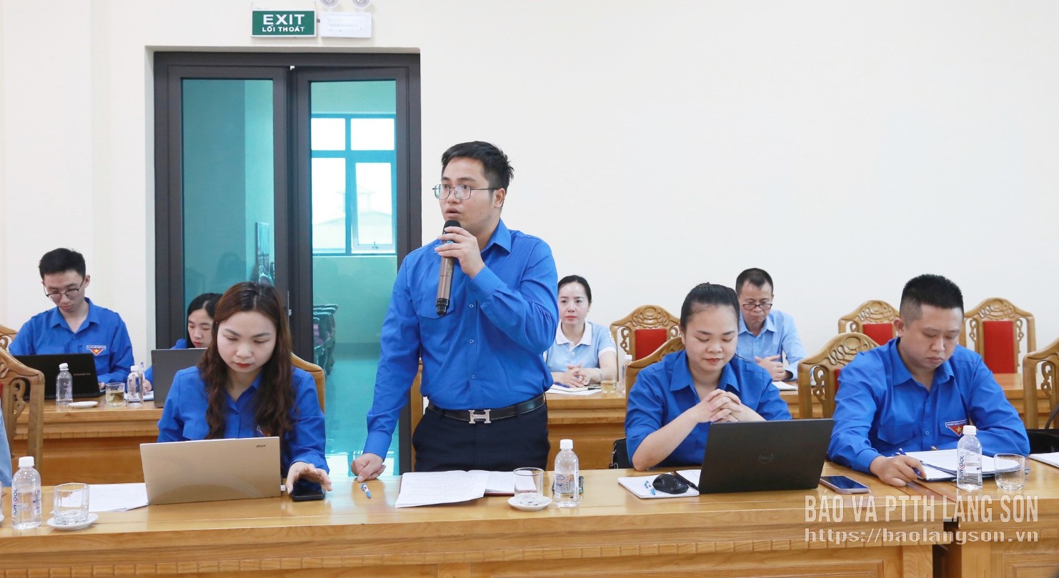 Đại diện đoàn thanh niên cơ sở phát biểu thảo luận tại chương trình làm việc