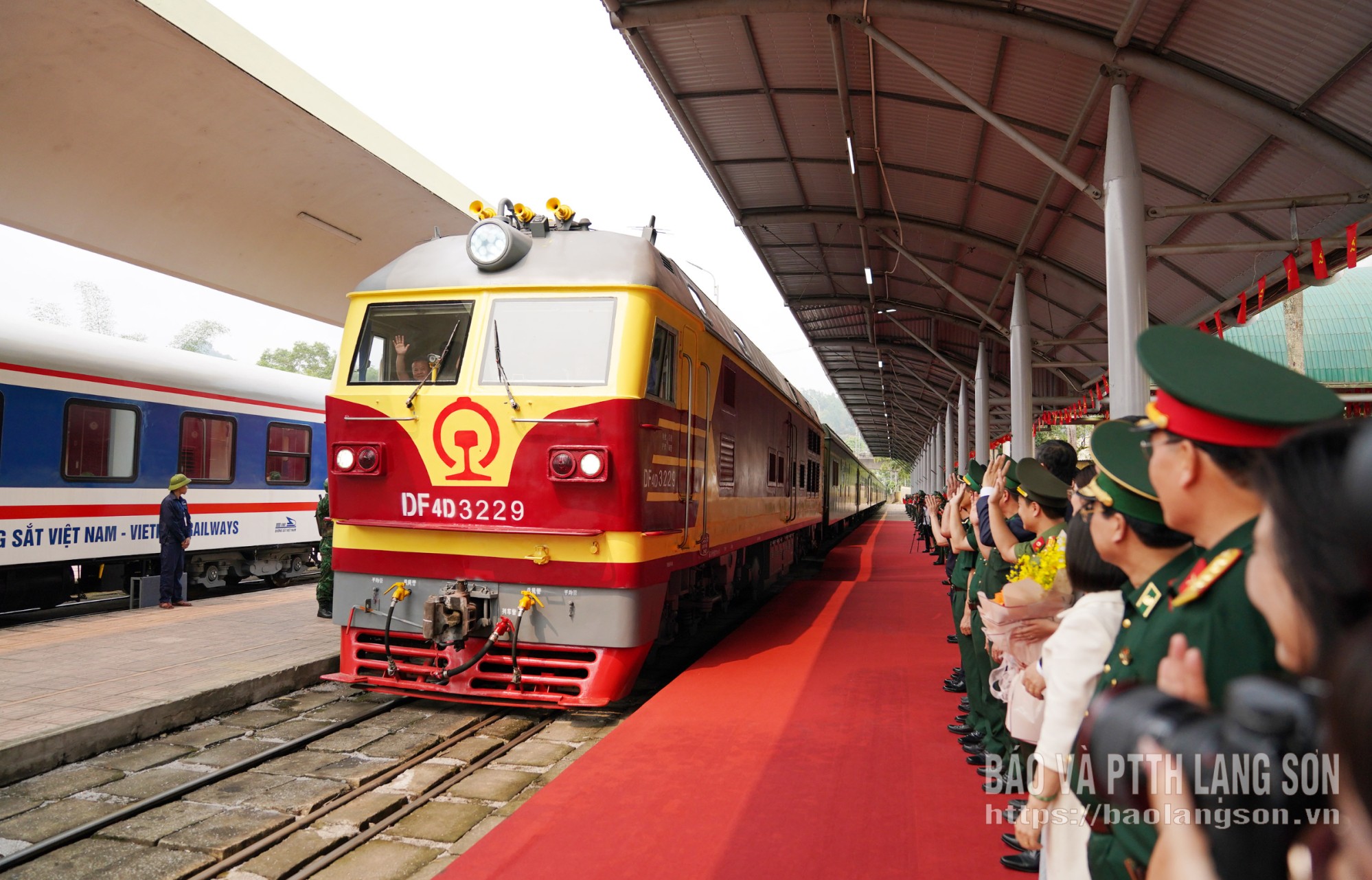 Đoàn tàu đưa Tổng Bí thư, Chủ tịch nước Tô Lâm cùng Phu nhân và đoàn đại biểu cấp cao Việt Nam về đến Ga quốc tế Đồng Đăng, xã Đồng Đăng, tỉnh Lạng Sơn