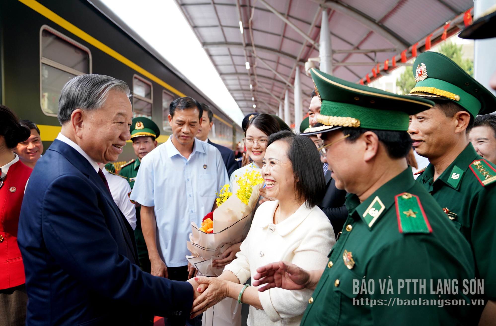 Các đồng chí lãnh đạo tỉnh Lạng Sơn, Bộ Tư lệnh Bộ đội biên phòng và lãnh đạo các sở, ban, ngành của tỉnh chào đón đồng chí Tổng Bí thư, Chủ tịch nước Tô Lâm