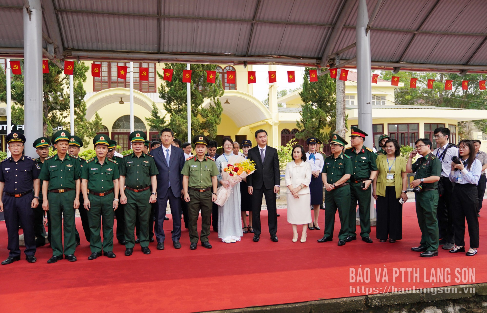 Lãnh đạo tỉnh Lạng Sơn, Bộ tư lệnh Bộ đội biên phòng và lãnh đạo các sở, ban, ngành của tỉnh Lạng Sơn chờ đón Đoàn đại biểu cấp cao Việt Nam tại Ga quốc tế Đồng Đăng