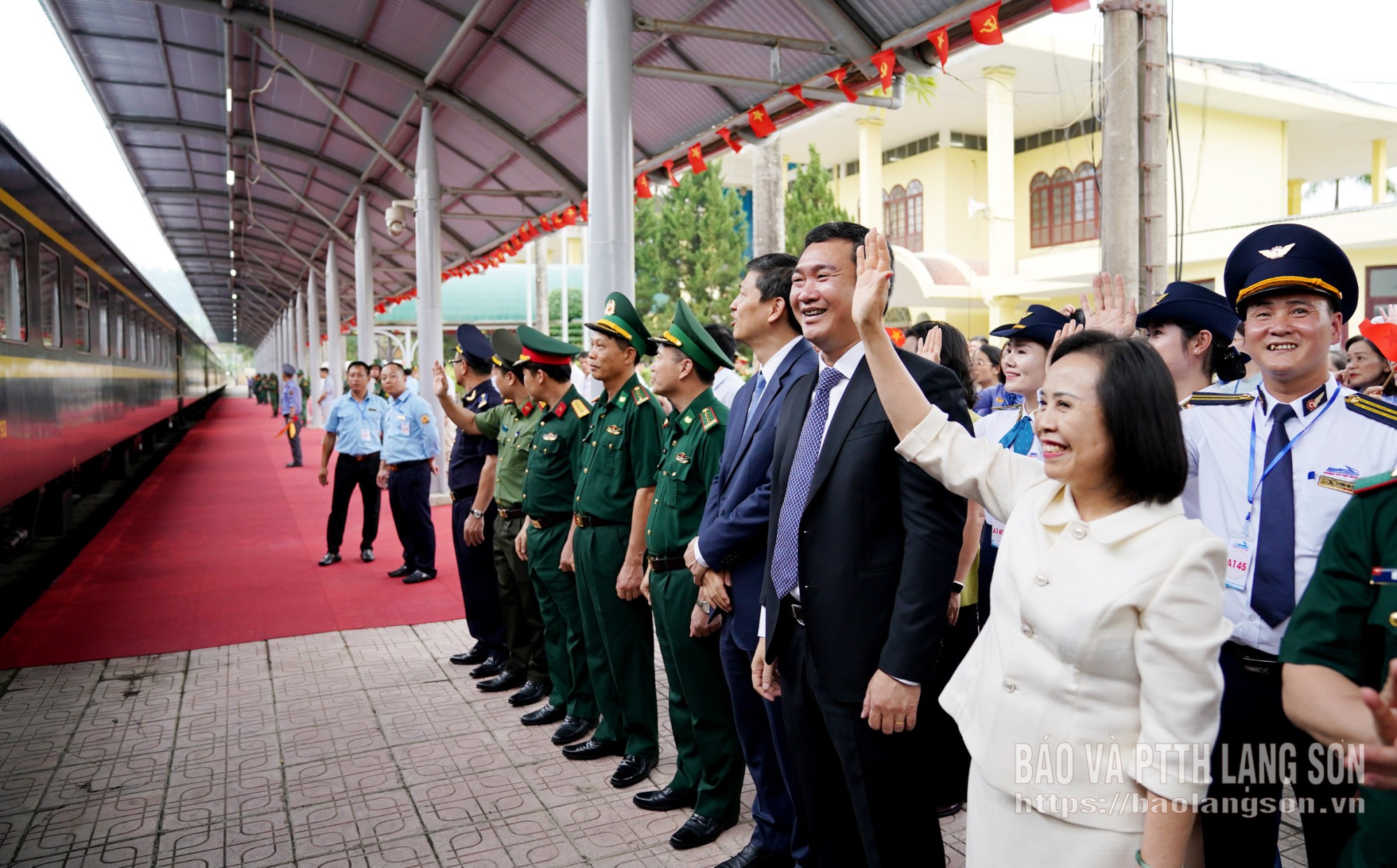 Các đồng chí lãnh đạo tỉnh Lạng Sơn tiễn đoàn đại biểu cấp cao Việt Nam về thủ đô Hà Nội