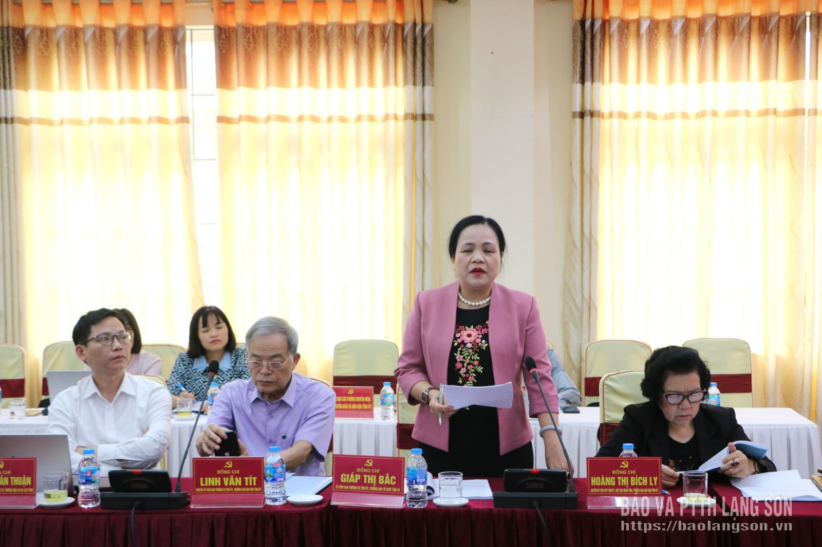 Đồng chí Giáp Thị Bắc, Ủy viên Ban Thường vụ Tỉnh ủy, Trưởng Ban Tổ chức Tỉnh ủy phát biểu tại hội thảo