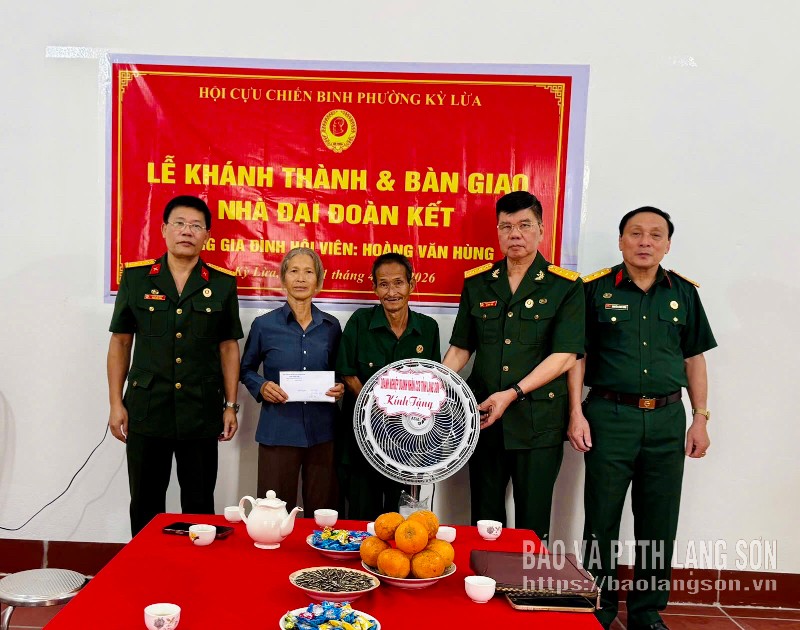 Lãnh đạo Hội Doanh nhân CCB tỉnh tặng quà cho gia đình ông Hùng
