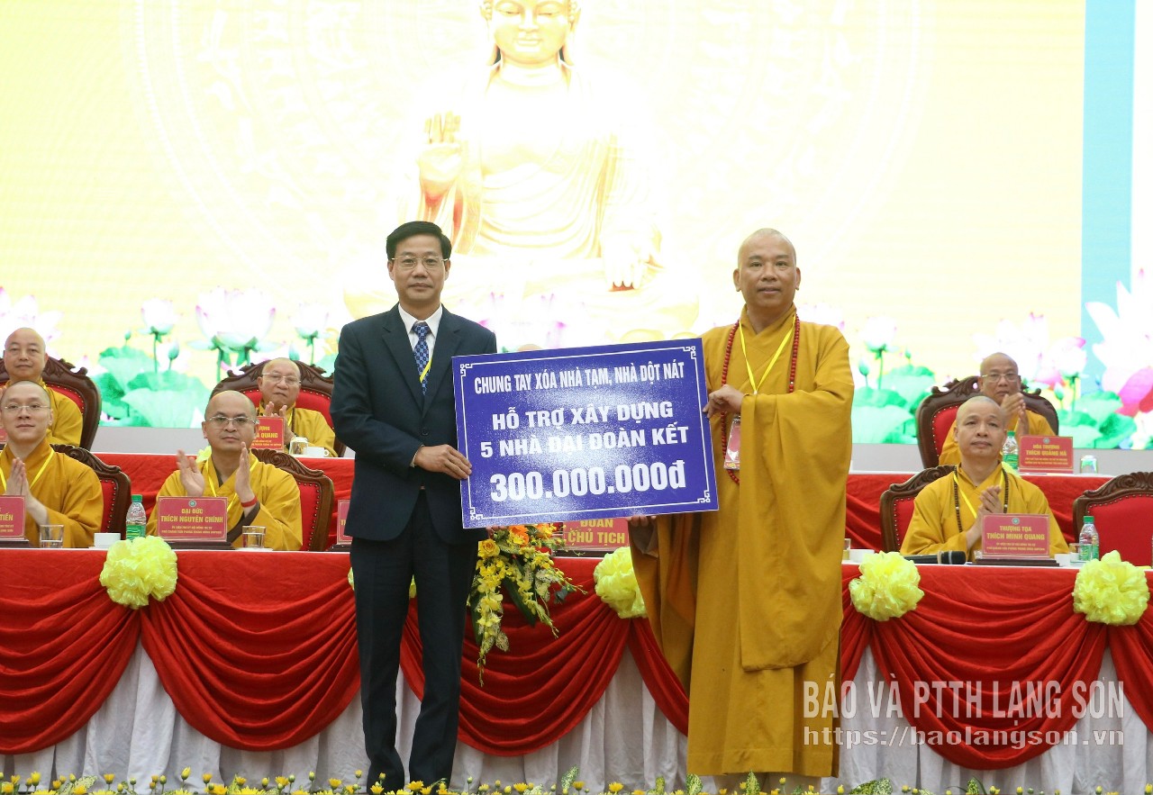 Đại diện Ban trị sự Giáo hội Phật giáo Việt Nam tỉnh trao kinh phí hỗ trợ xây nhà đại đoàn kết