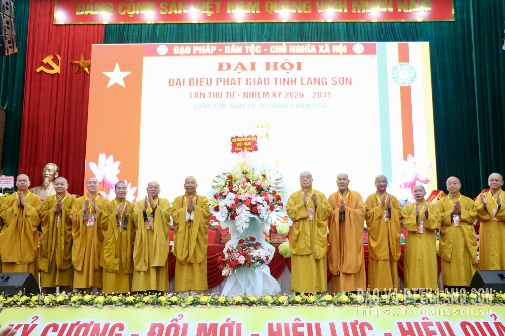 Đại diện Hội đồng Trị sự Trung ương Giáo hội Phật giáo Việt Nam tặng hoa chúc mừng Ban Trị sự Giáo hội Phật giáo Việt Nam tỉnh nhiệm kỳ 2026 - 2031