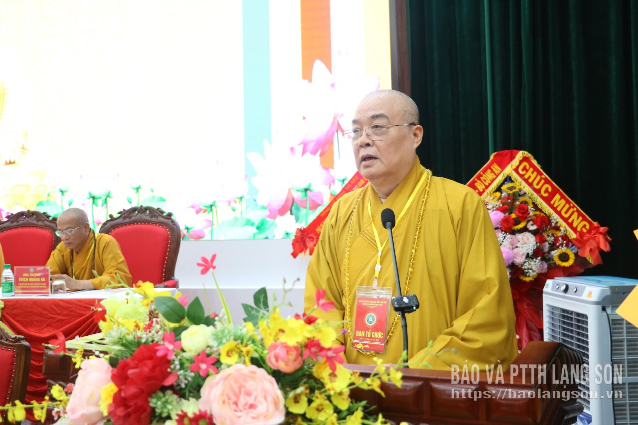  Trưởng lão Hoà thượng Thích Thanh Nhiễu, Uỷ viên Thường trực Hội đồng Chứng minh, Phó Chủ tịch Thường trực Hội đồng Trị sự Trung ương Giáo hội Phật giáo Việt Nam phát biểu tại đại hội