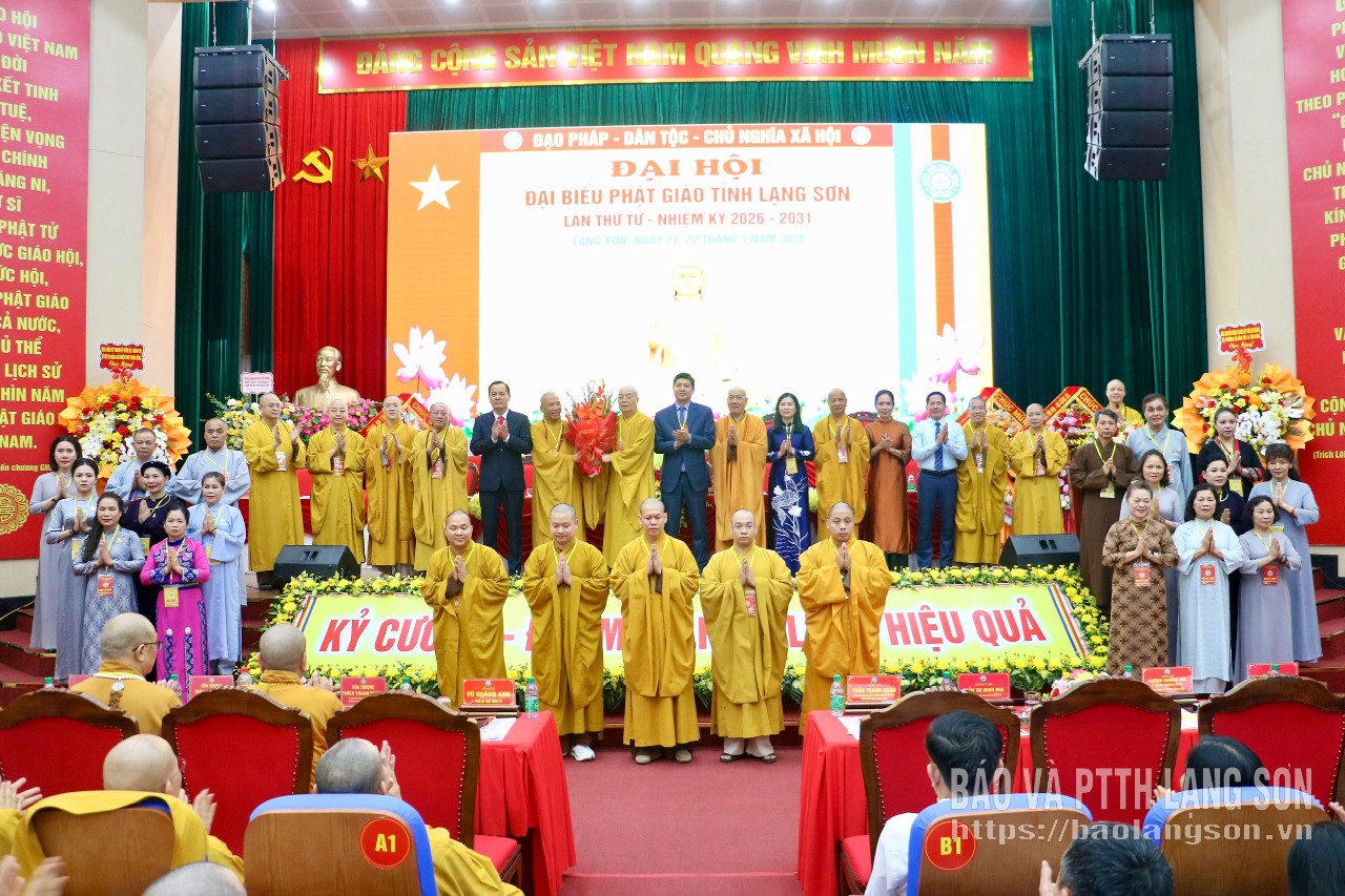 Các đại biểu tặng hoa chúc mừng Ban trị sự Giáo hội Phật giáo Việt Nam tỉnh Lạng Sơn nhiệm kỳ 2026-2031