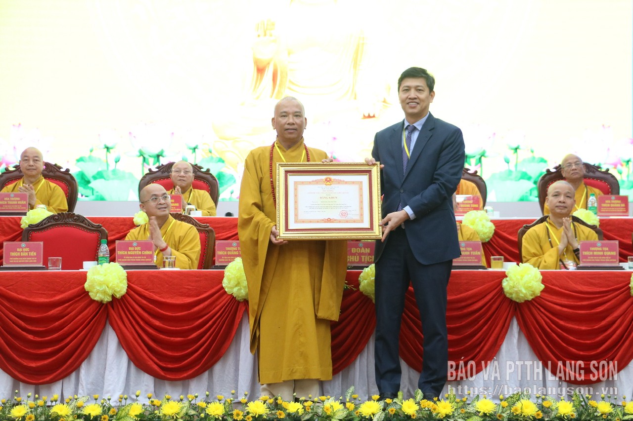 Thượng toạ Thích Quảng Truyền, Trưởng Ban Trị sự Giáo hội Phật giáo Việt Nam tỉnh Lạng Sơn nhận bằng khen của Thủ tướng Chính phủ