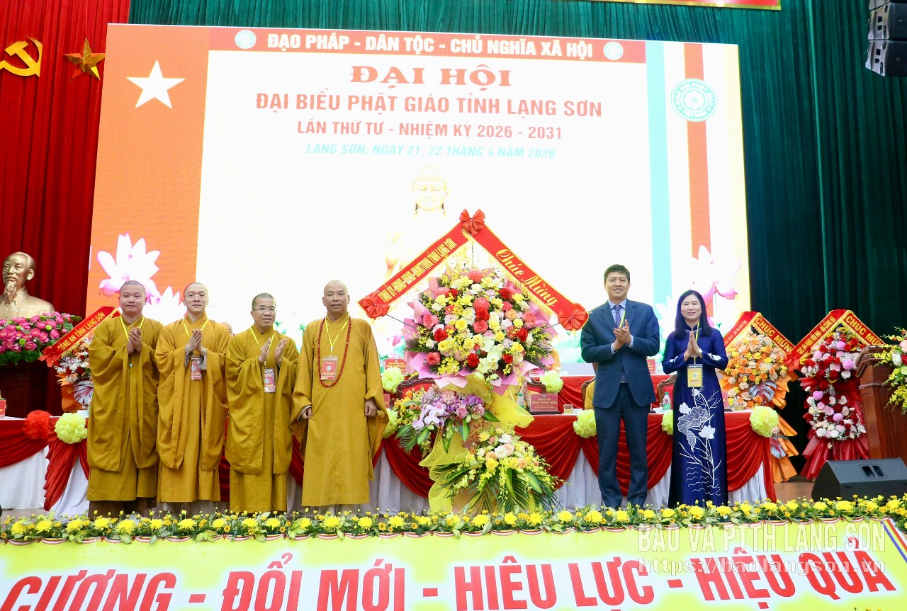 Lãnh đạo tỉnh tặng hoa chúc mừng đại hội