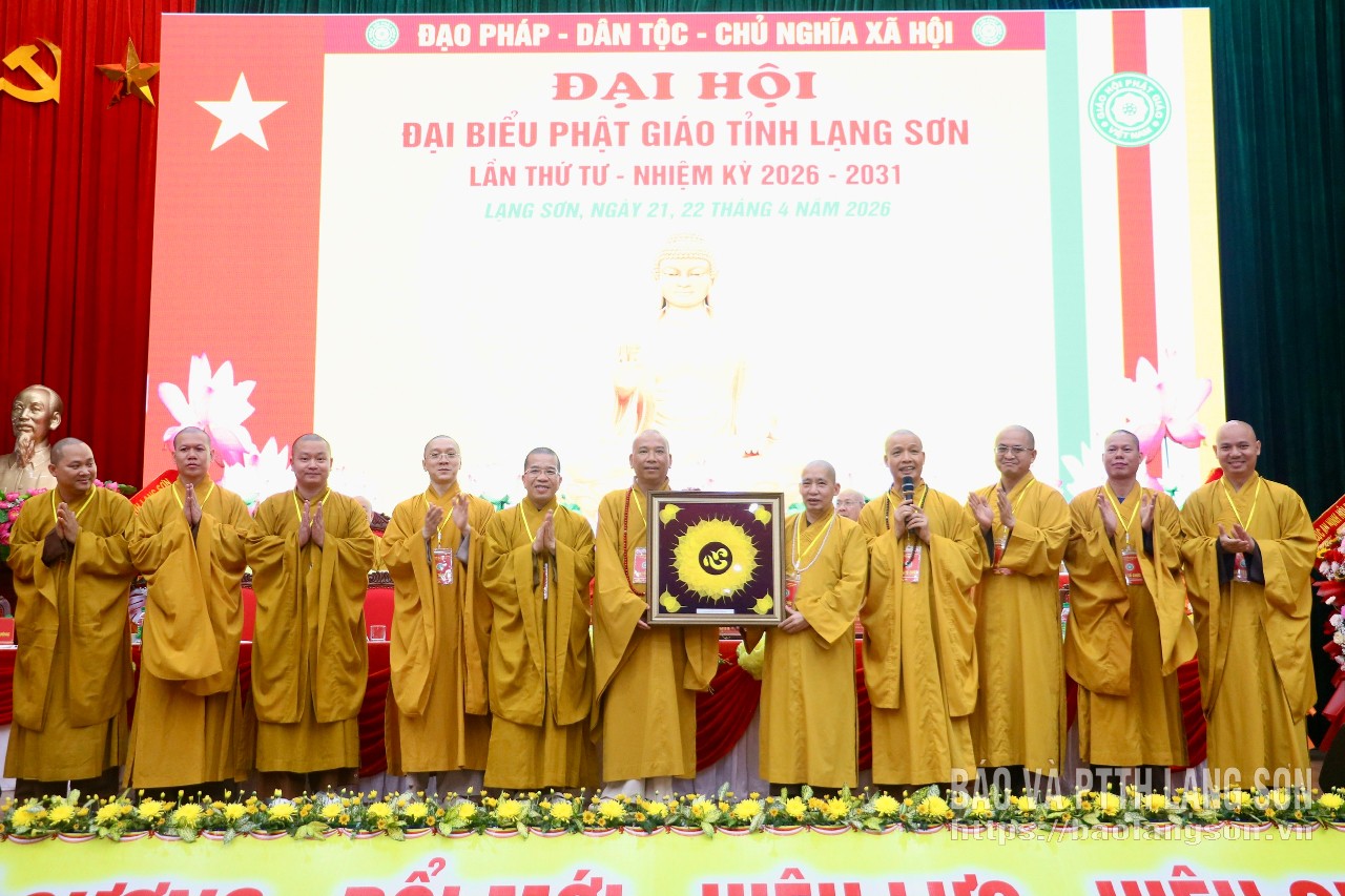 Đại diện Văn phòng Trung ương Giáo hội Phật giáo Việt Nam tặng quà chúc mừng Ban Trị sự Giáo hội Phật giáo Việt Nam tỉnh nhiệm kỳ 2026 - 2031