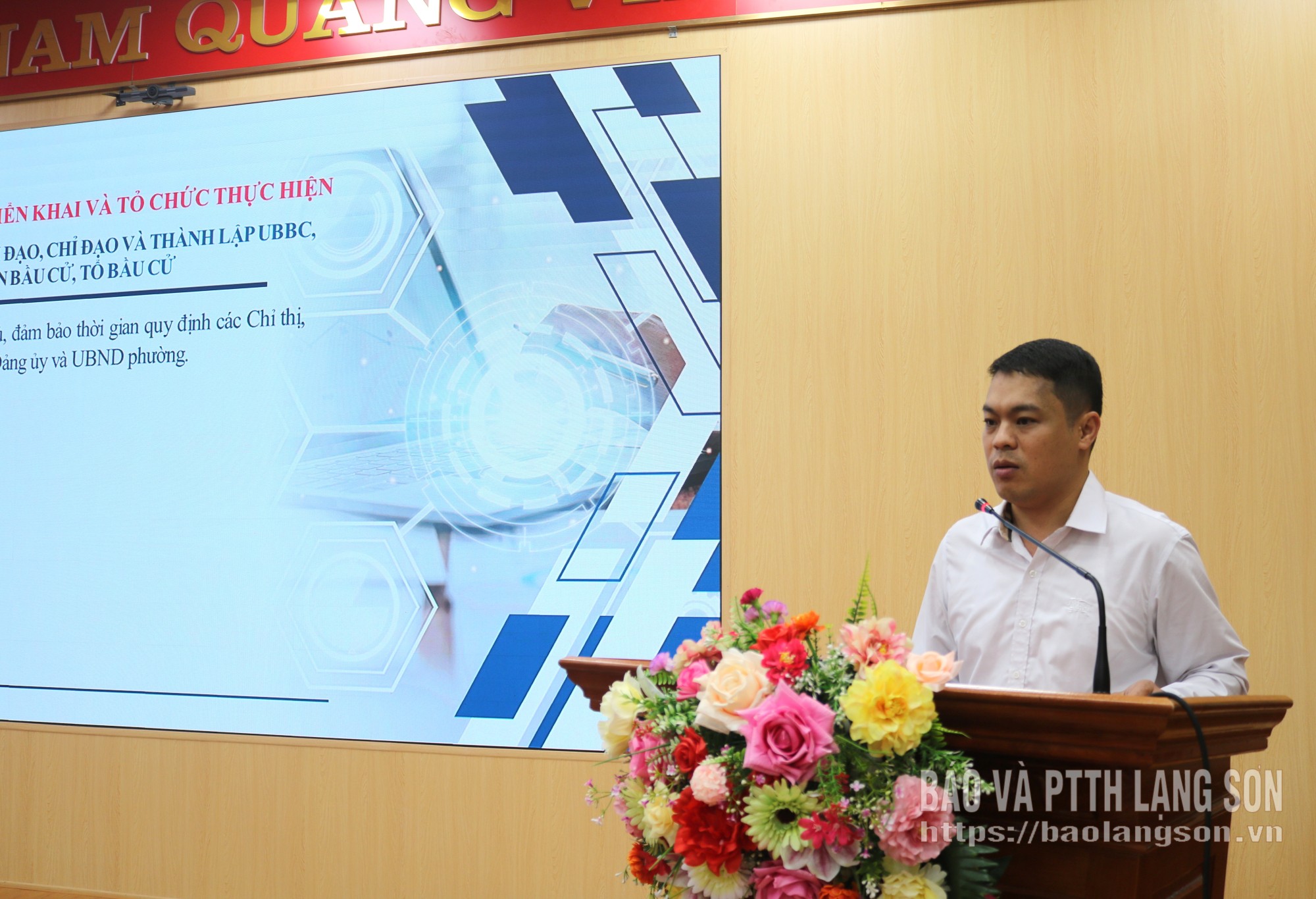 Lãnh đạo phòng Văn hóa - Xã hội phường Lương Văn Tri báo cáo công tác bầu cử Quốc hội khóa XVI và Đại biểu HĐND các cấp nhiệm kỳ 2026 - 2031 trên địa bàn phường