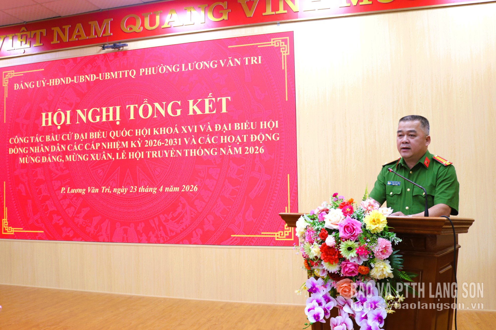 Lãnh đạo Công an phường phát biểu tham luận về công tác đảm bảo an ninh trật tự tại các hoạt động mừng Đảng mừng Xuân và lễ hội truyền thống trên địa bàn