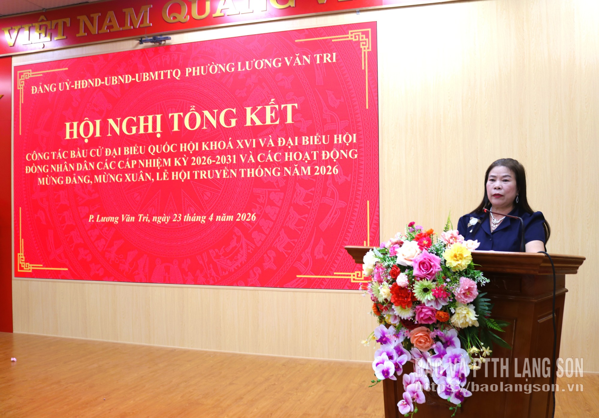 Đại diện Câu lạc bộ văn nghệ dân ca truyền thống phường phát biểu tham luận tại hội nghị