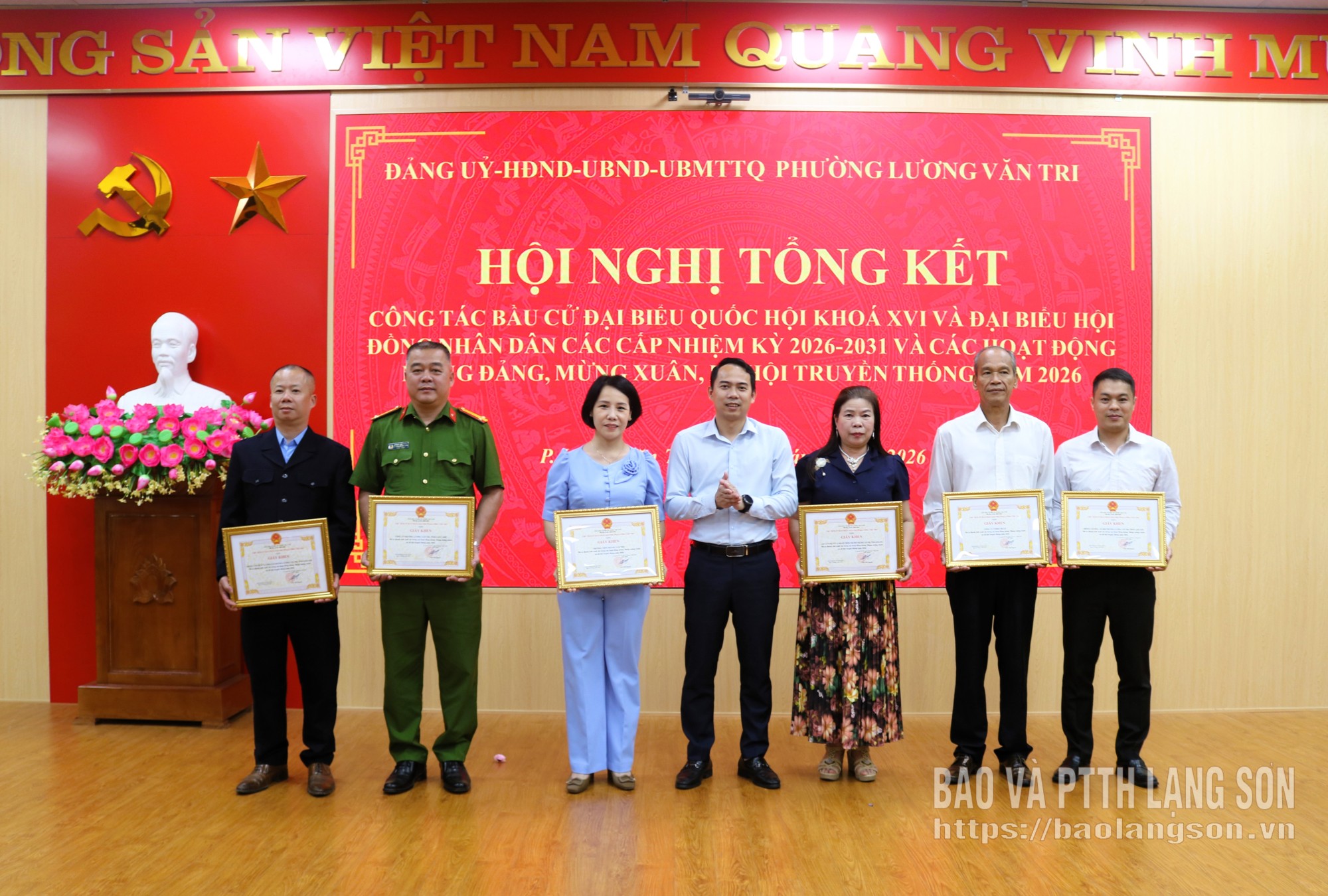 Chủ tịch UBND phường Lương Văn Tri trao giấy khen cho các tập thể có thành tích xuất sắc trong các hoạt động mừng Đảng, mừng xuân và lễ hội truyền thống năm 2026