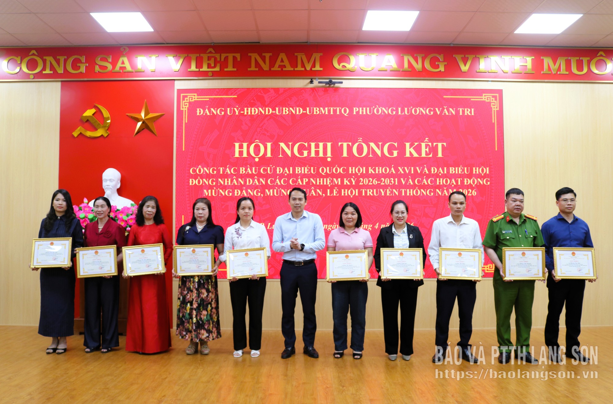 Chủ tịch UBND phường Lương Văn Tri trao giấy khen cho các cá nhân có thành tích xuất sắc trong các hoạt động mừng Đảng, mừng xuân và lễ hội truyền thống năm 2026