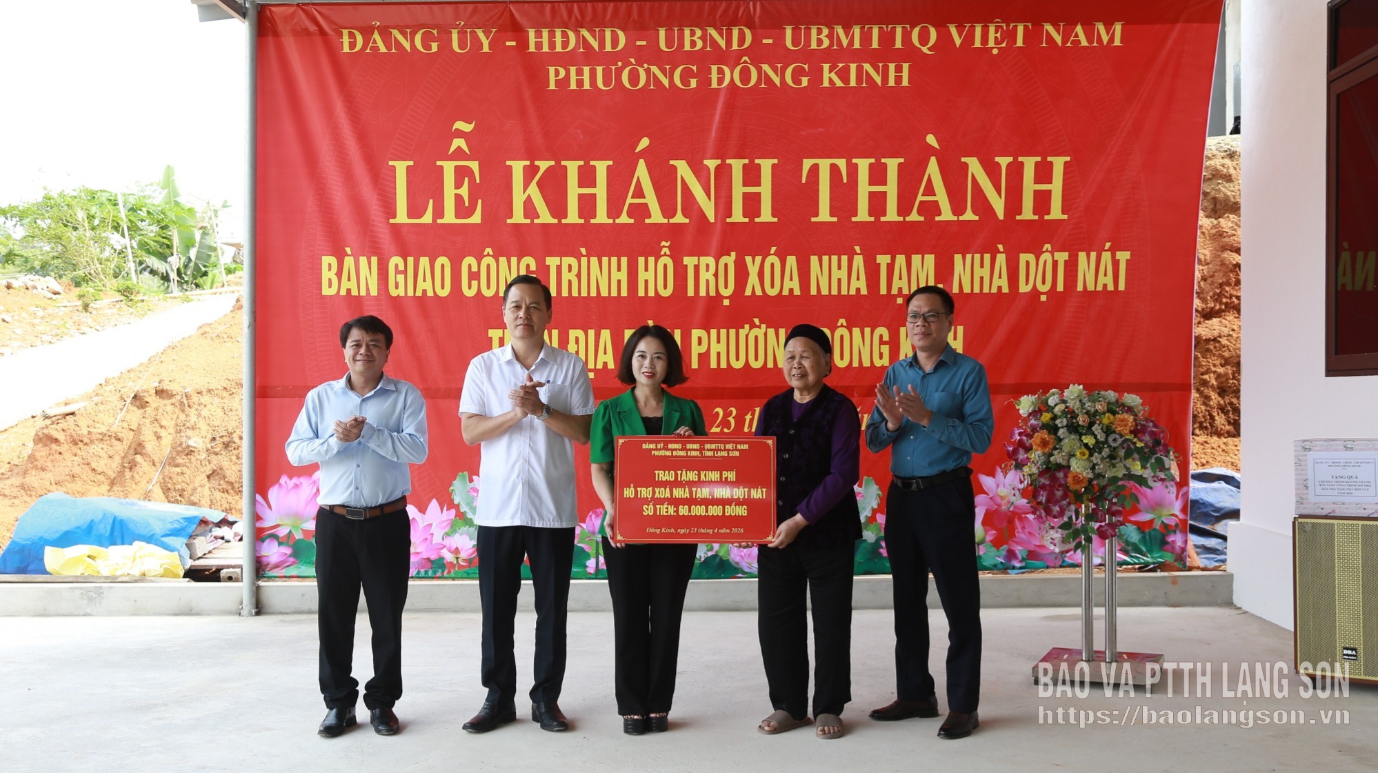 Các đồng chí lãnh đạo Đảng ủy, HĐND, UBND, Ủy ban MTTQ Việt Nam phường Đông Kinh trao biển tượng trưng hỗ trợ kinh phí cho gia đình bà Nông Thị Ngay, khối Nà Soong