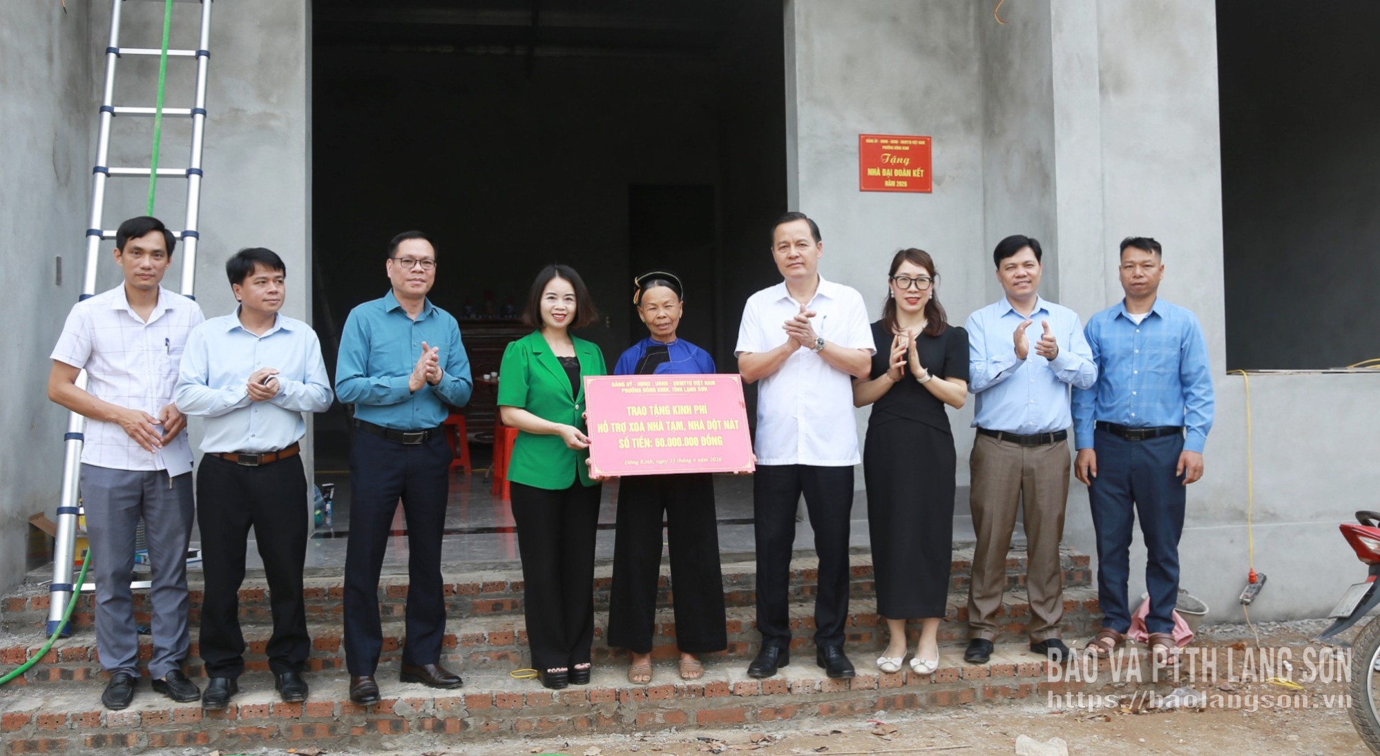 Các đại biểu trao biển tượng trưng hỗ trợ kinh phí cho gia đình bà Chu Thị Mình, khối Yên Thủy I