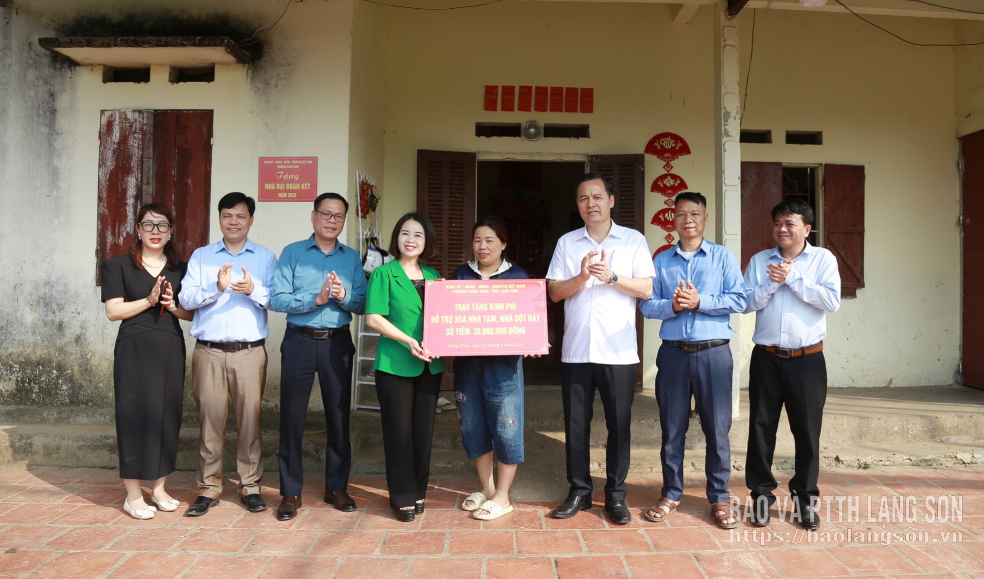 Các đại biểu trao biển tượng trưng hỗ trợ kinh phí cho gia đình bà Vi Thị Thuỷ, khối Yên Thuỷ I