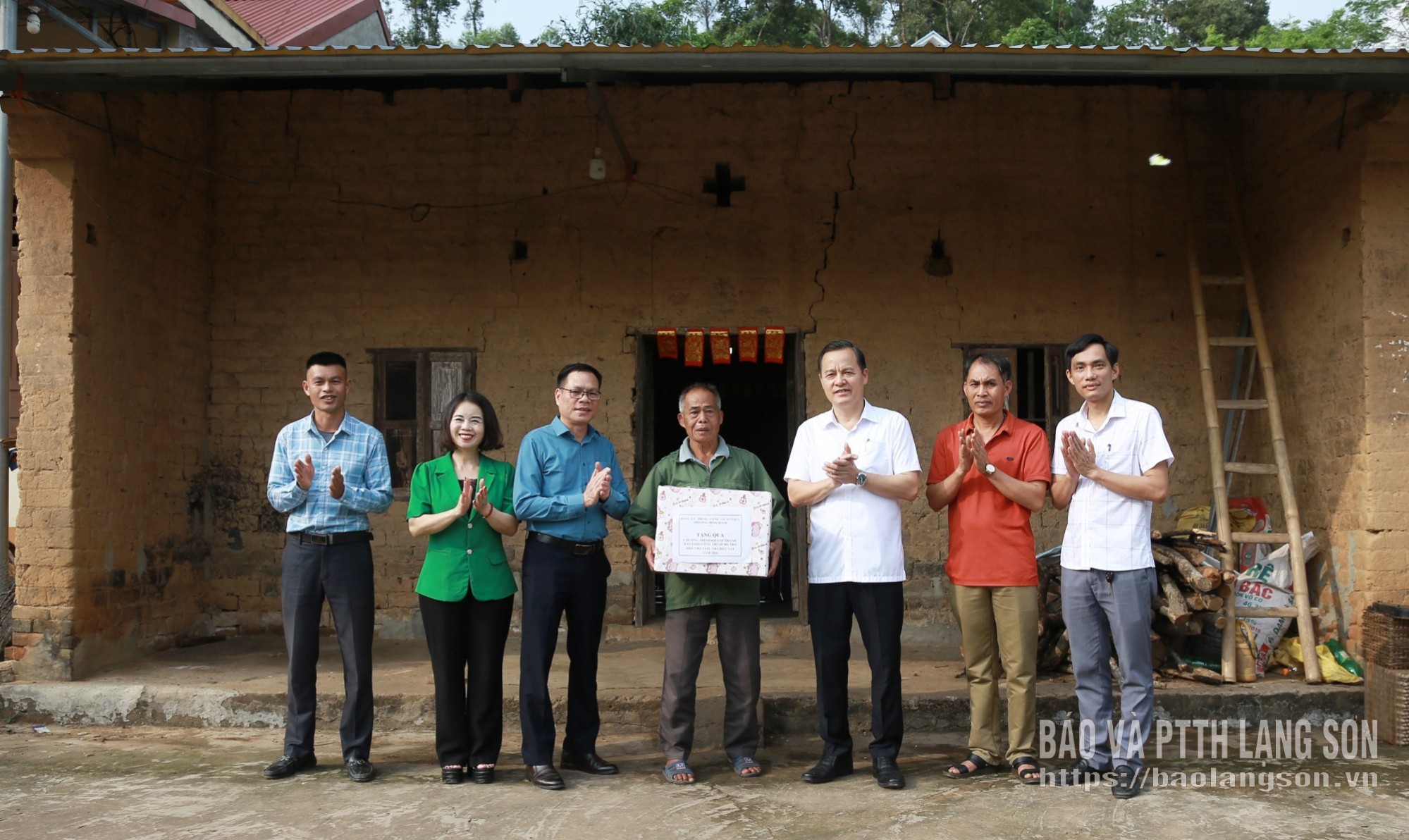 Các đại biểu trao quà cho gia đình ông Chu Văn Bách, khối Yên Thuỷ II